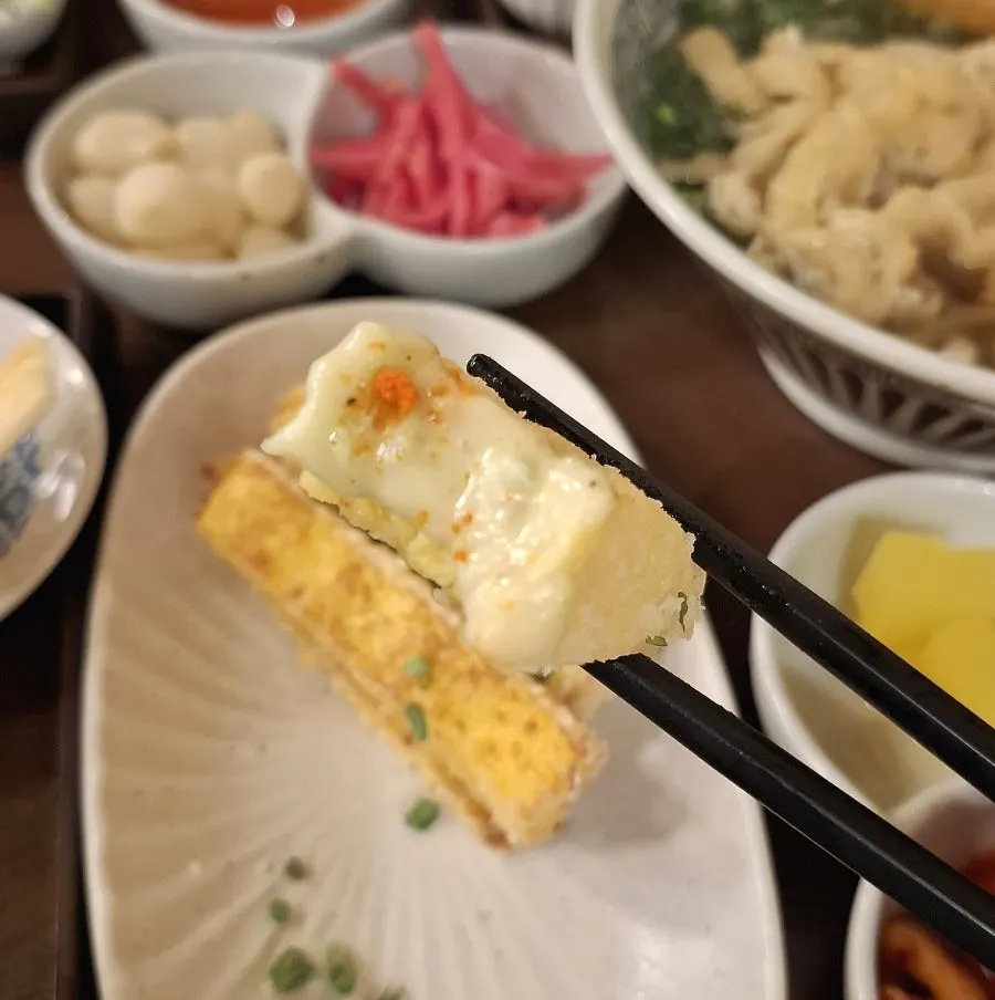 두 가지 소스와 함께 나온 타마고튀김