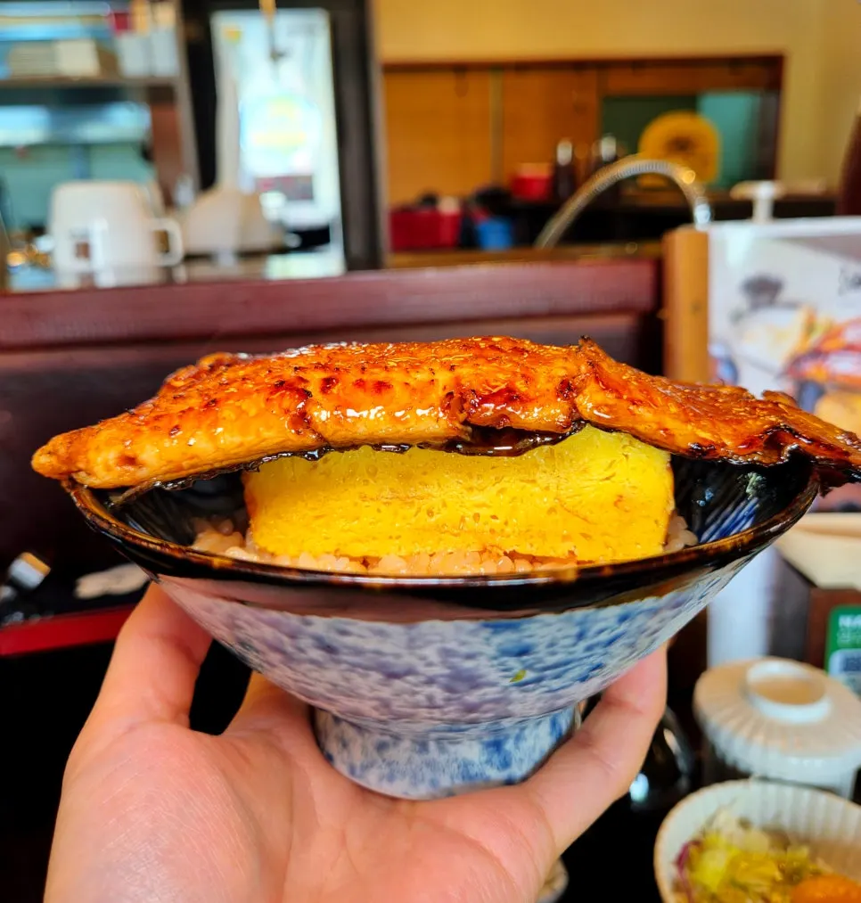 Donburi Unaju Jumbo dengan belut besar di atasnya