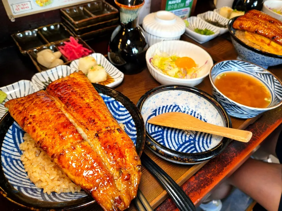 Set hidangan donburi belut lengkap dengan side dish