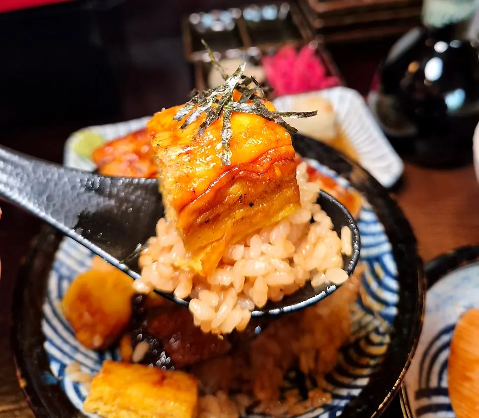 Sesudu donburi belut dimakan bersama wasabi