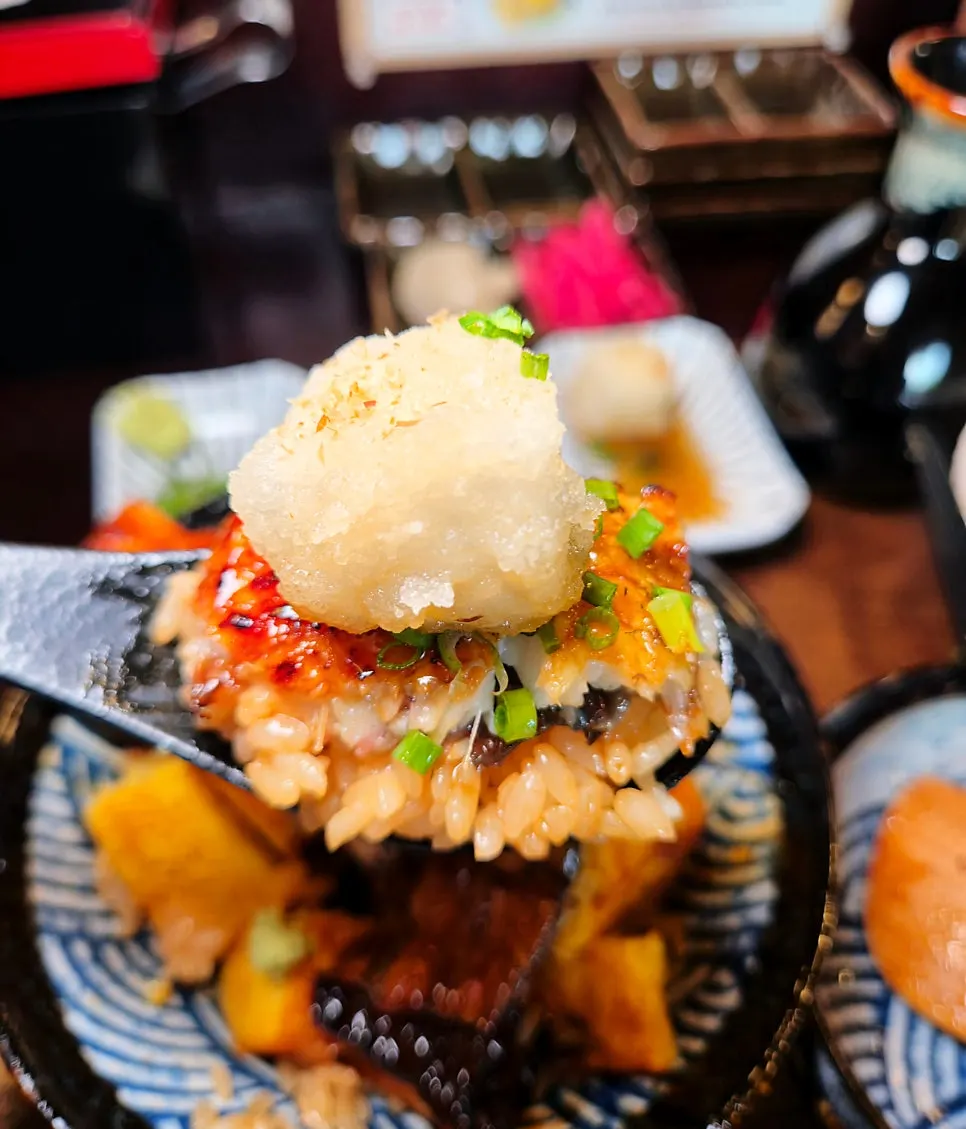 Donburi dengan tempura tauhu, daun bawang dan kim