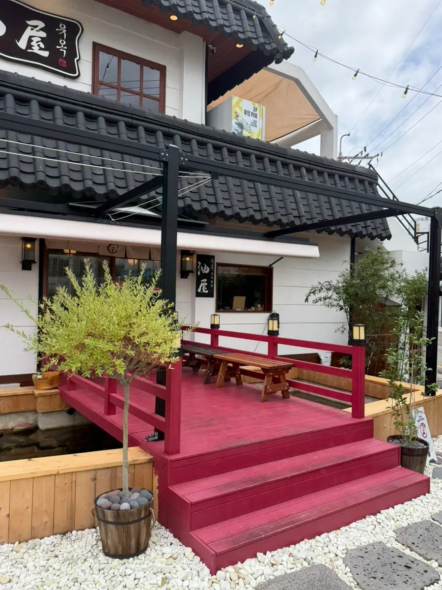 Entrance exterior of Yuok on Songjeong-gangbyeon-ro