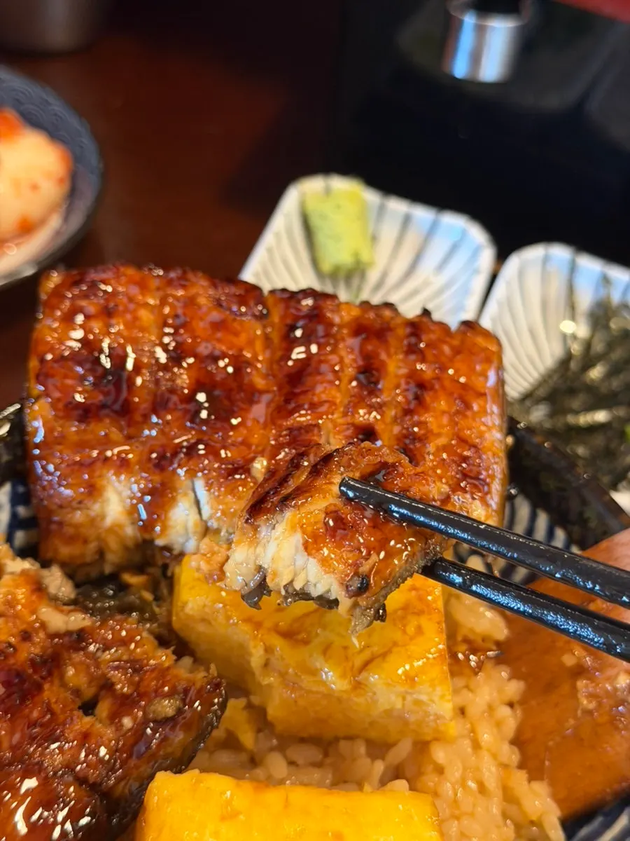 Rolled egg beneath the eel rice bowl