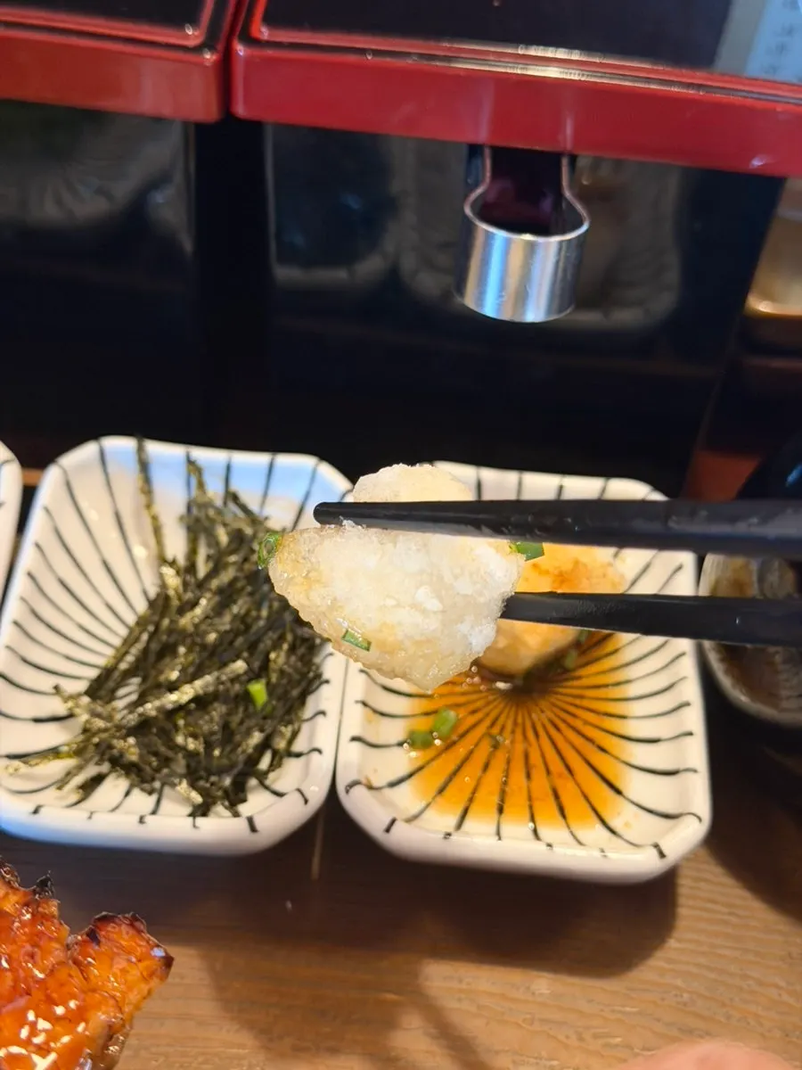 Side dishes served with the eel rice bowl
