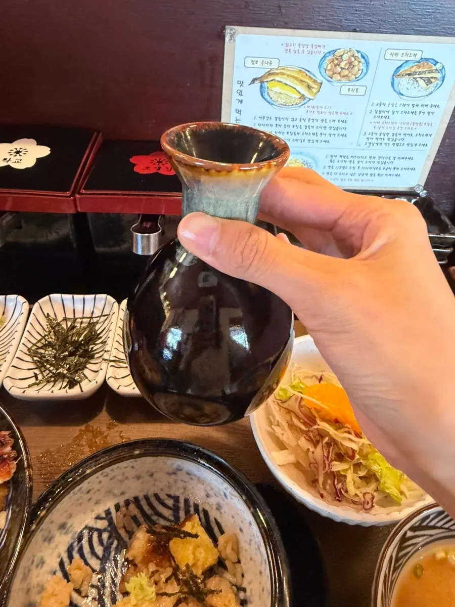 Eel rice bowl served with ginger