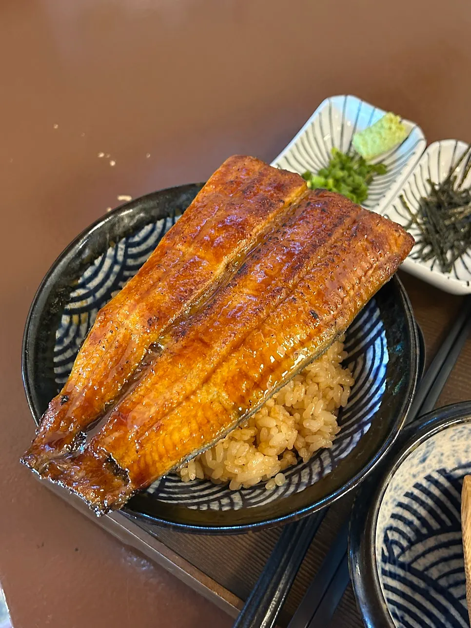 A whole domestic eel laid on top of the unaju