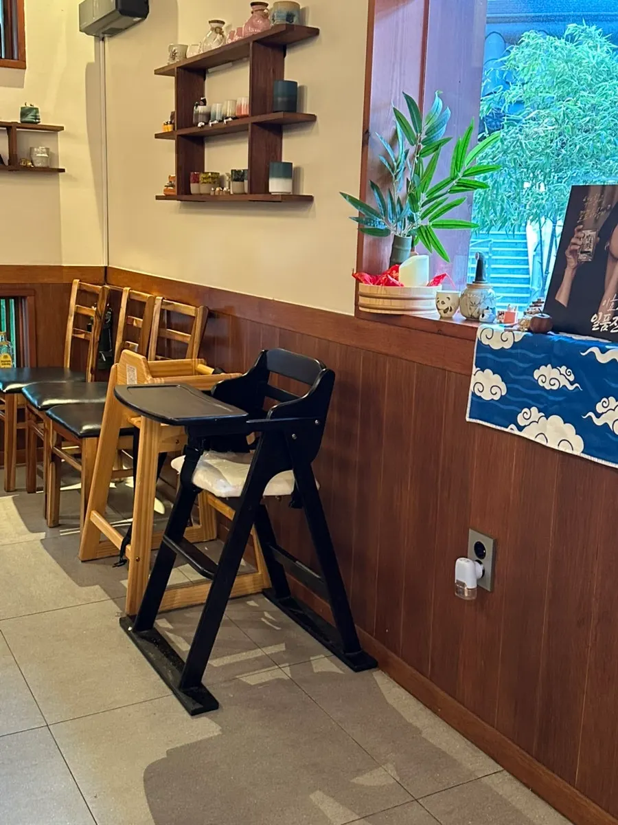 Yuok's bar counter and spacious table seating inside