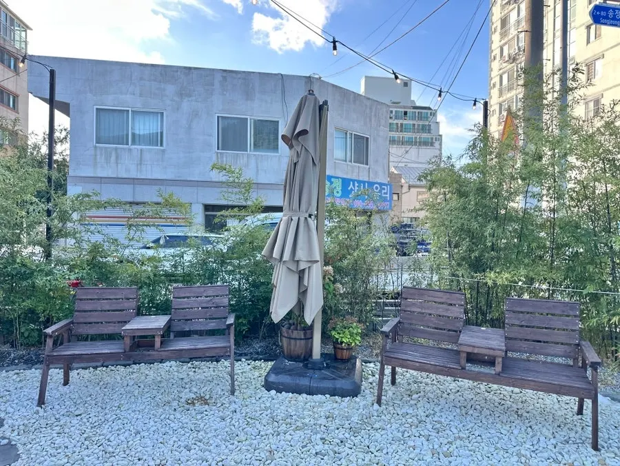 벤치가 놓인 유옥 앞마당 풍경