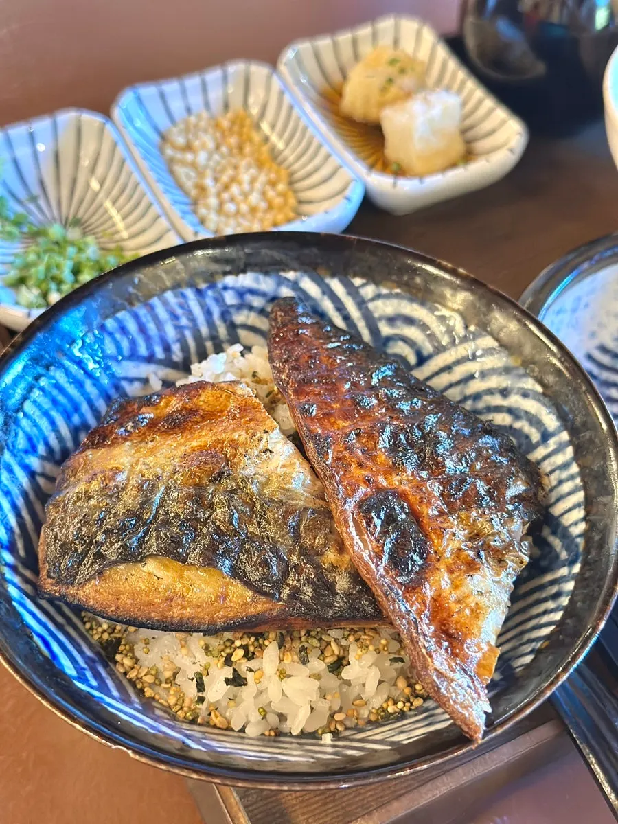 토치로 한 번 더 구운 고등어구이