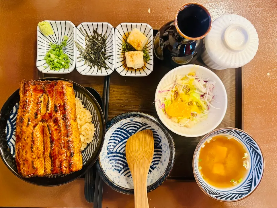 테이블에 차려진 유옥 덮밥 세 상