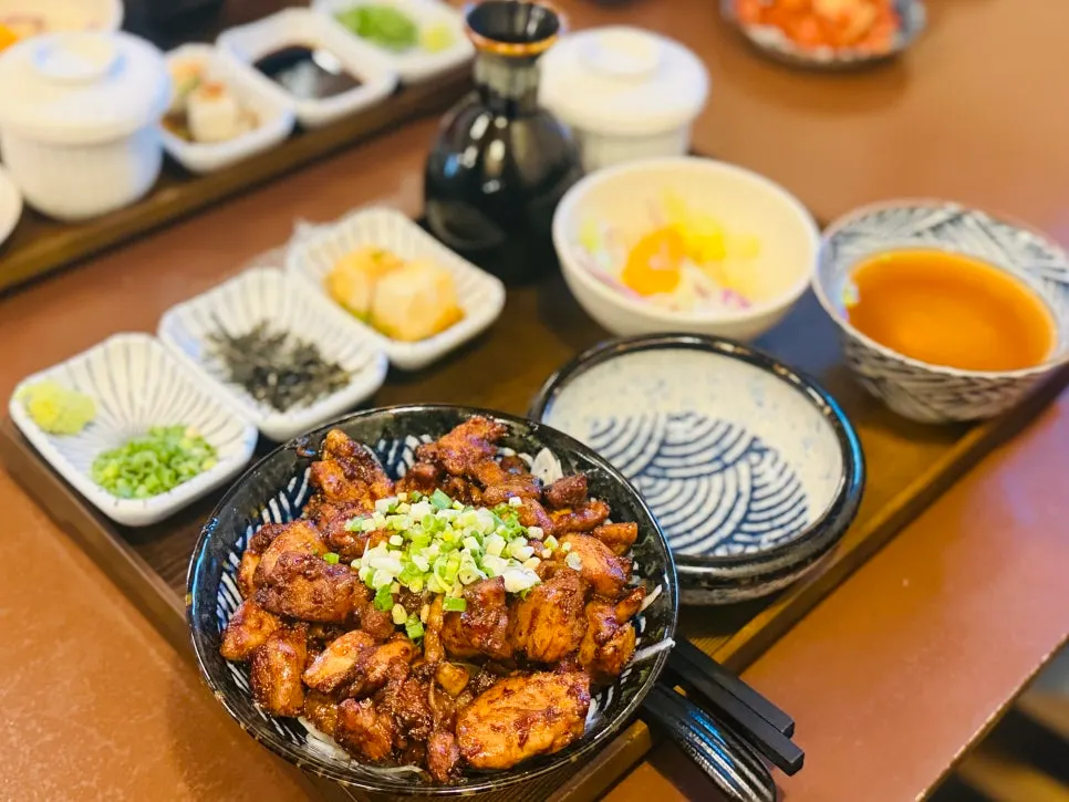 닭다리살을 올린 유옥 토리동 한 상