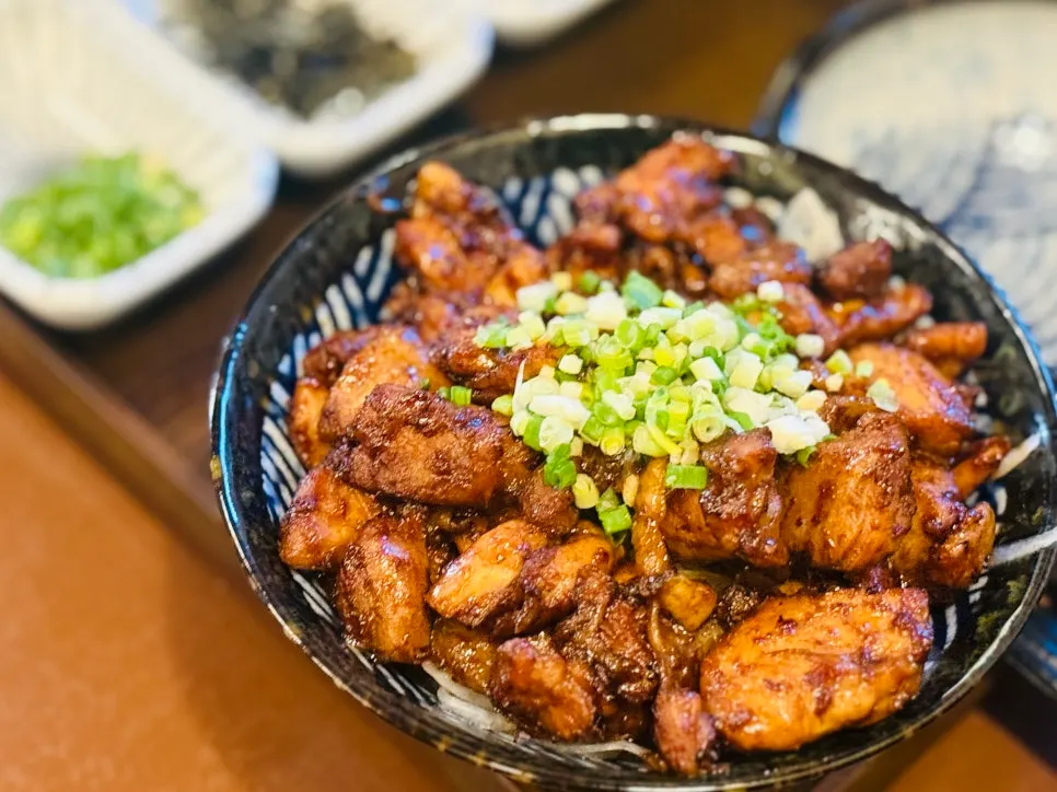 토리동 닭고기와 밥 클로즈업