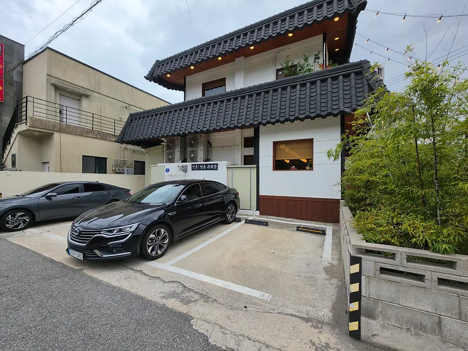 유옥 마당의 물고기 연못