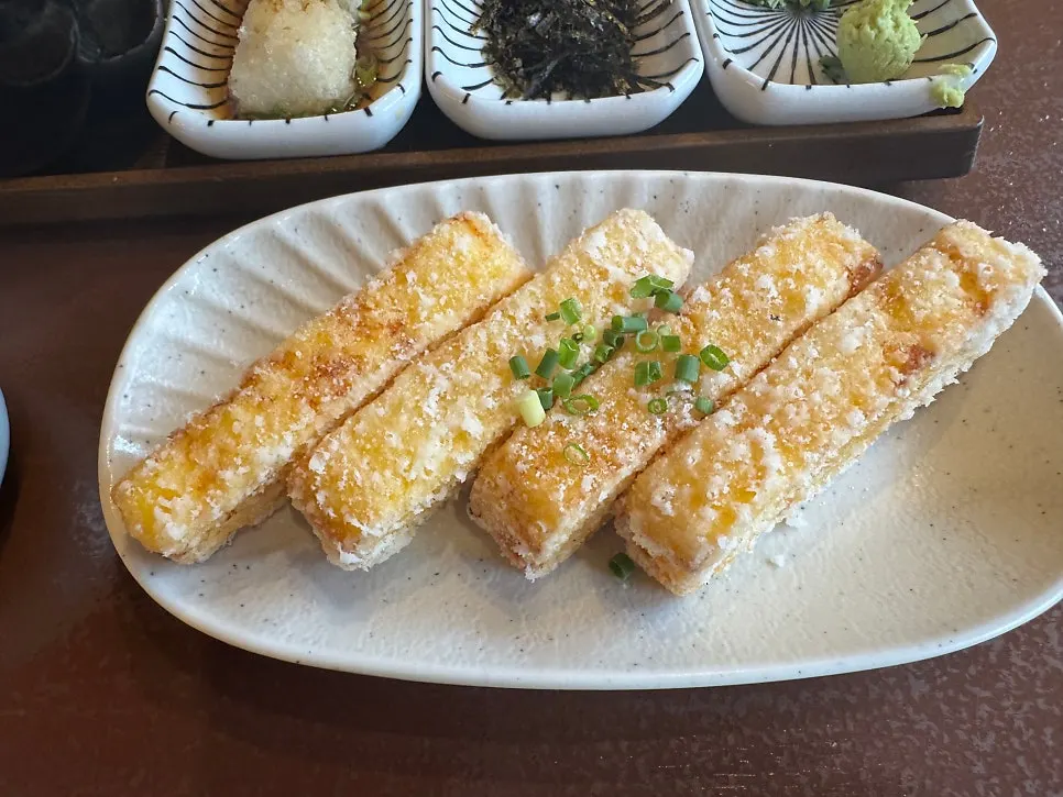 우나쥬와 토리동을 함께 차린 테이블