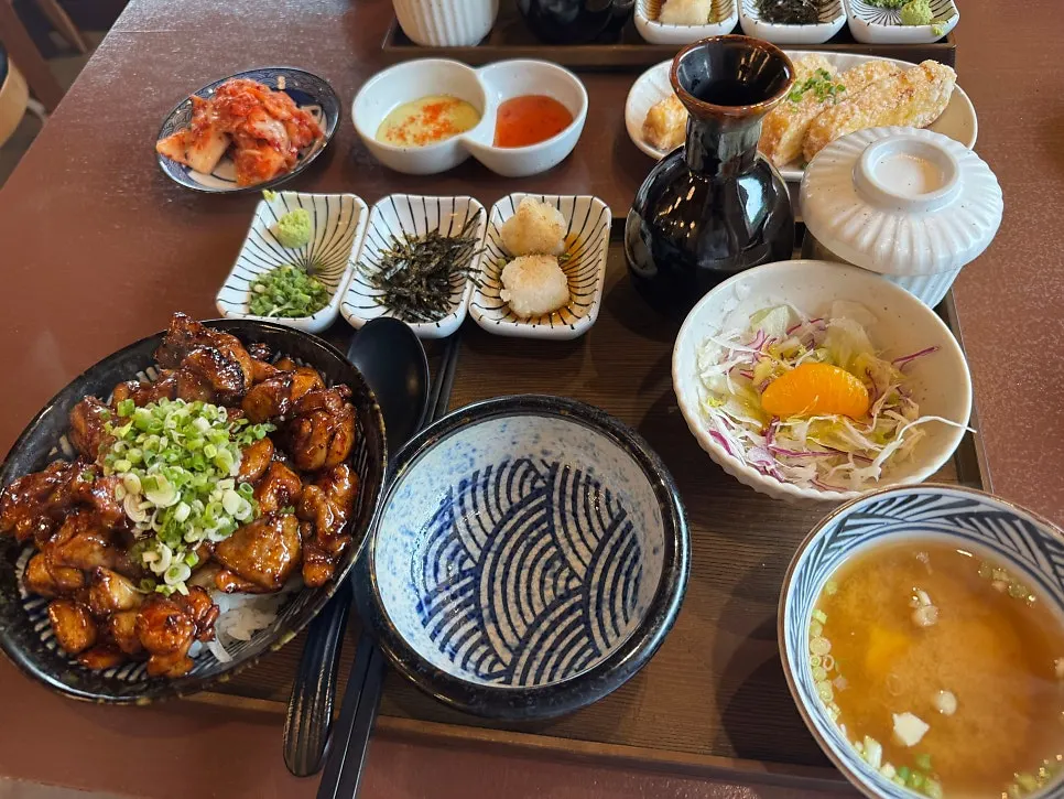 비워가는 유옥 한상차림 그릇