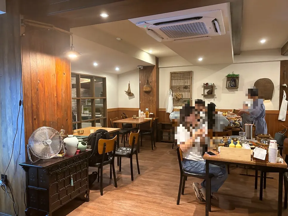 The calm, traditional Korean interior of Songjeongok's 1st floor