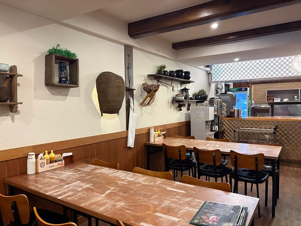 Songjeongok's dining hall full of guests