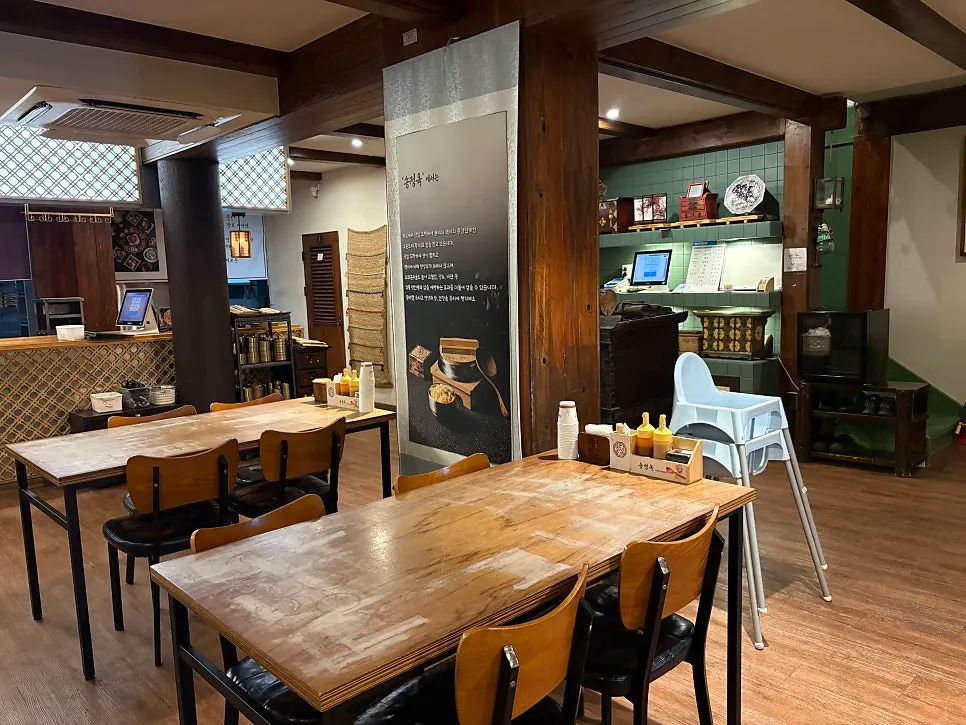 Tables and decor inside Songjeongok