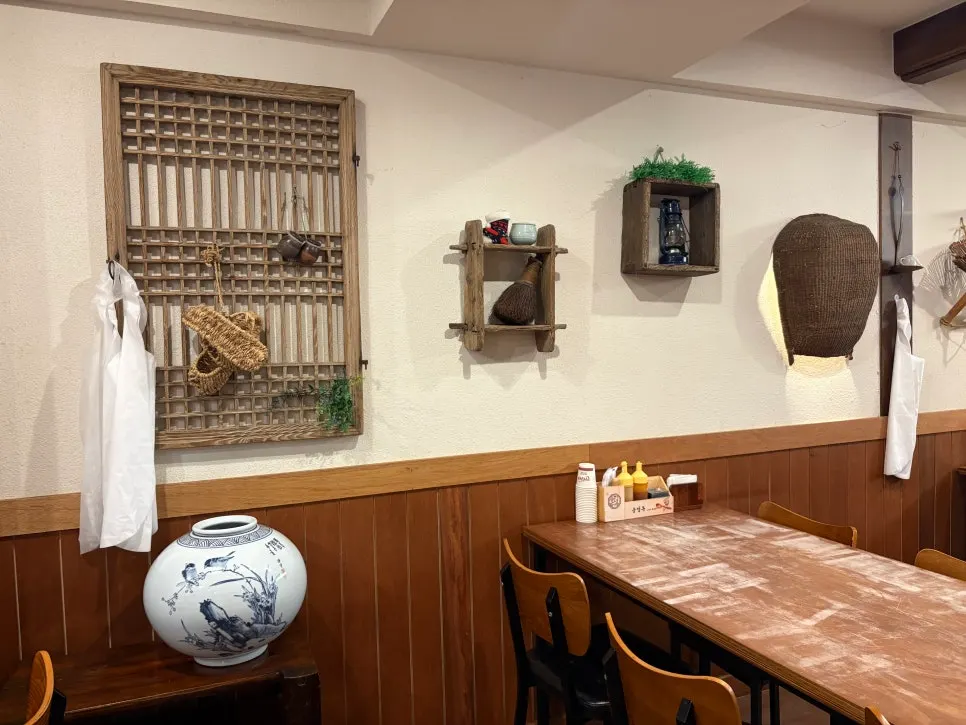 The warm atmosphere of Songjeongok's 1st floor