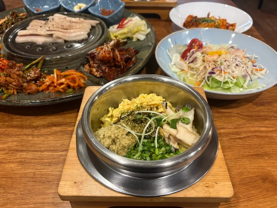 The completed abalone pot rice set at Songjeongok