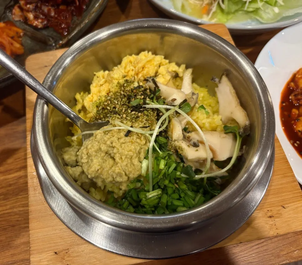 Abalone pot rice topped with cream innards sauce