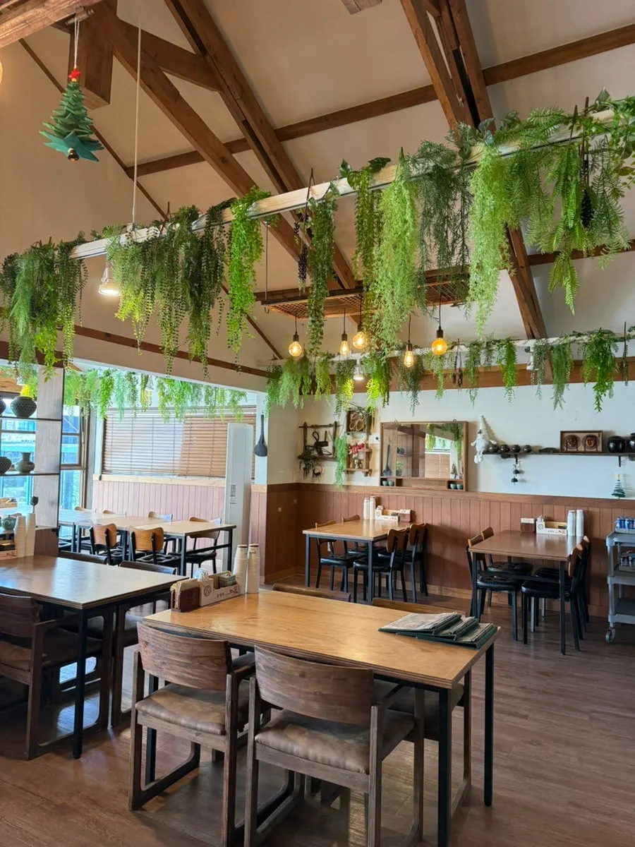 Seating and interior atmosphere on Songjeongok's first floor