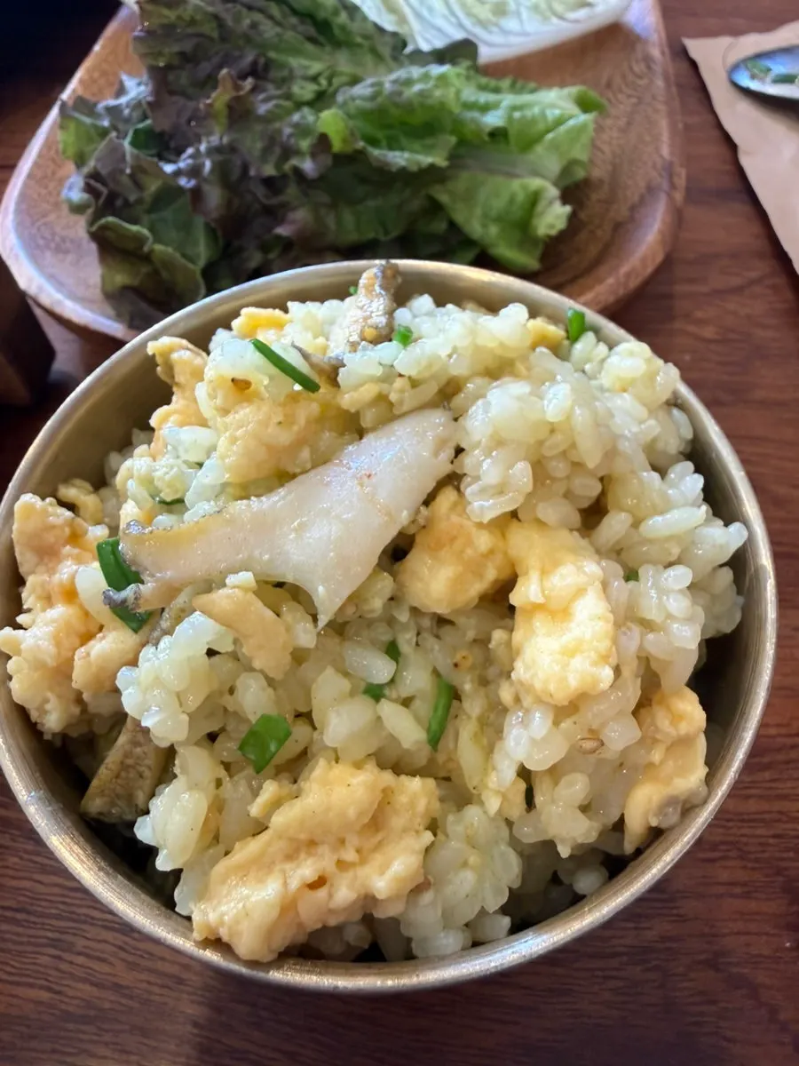 A spoonful of evenly mixed abalone pot rice