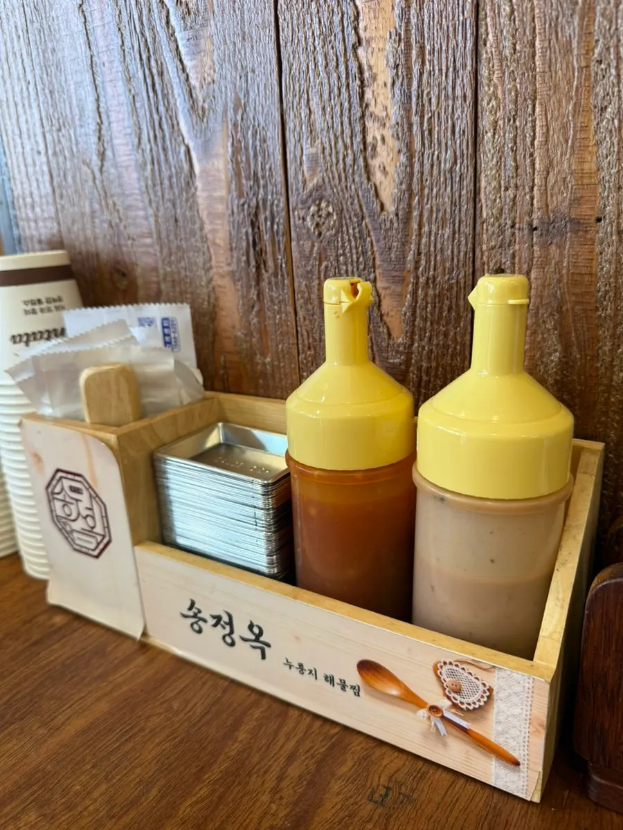 Chili sauce and peanut sauce served with the hinoki steam