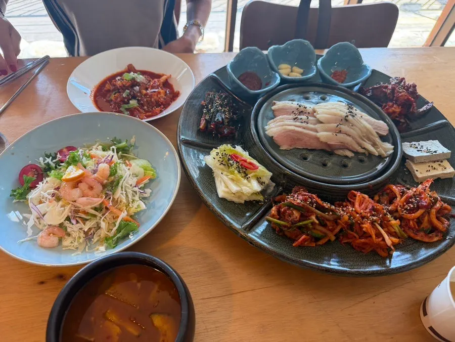 Boiled pork and side dishes set on the table at Songjeongok