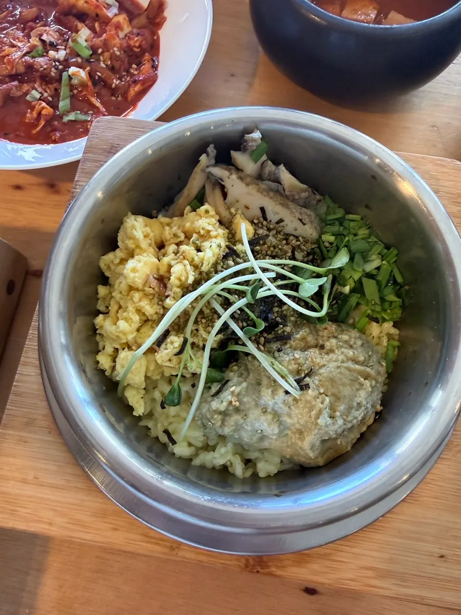 Songjeongok's hinoki steam filled with seafood and vegetables