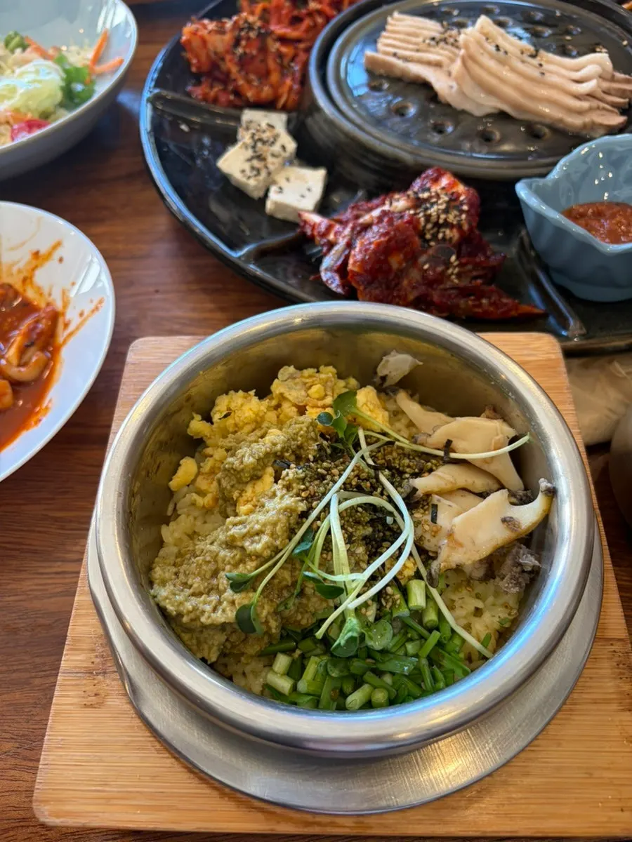 Abalone pot rice topped with abalone and its liver