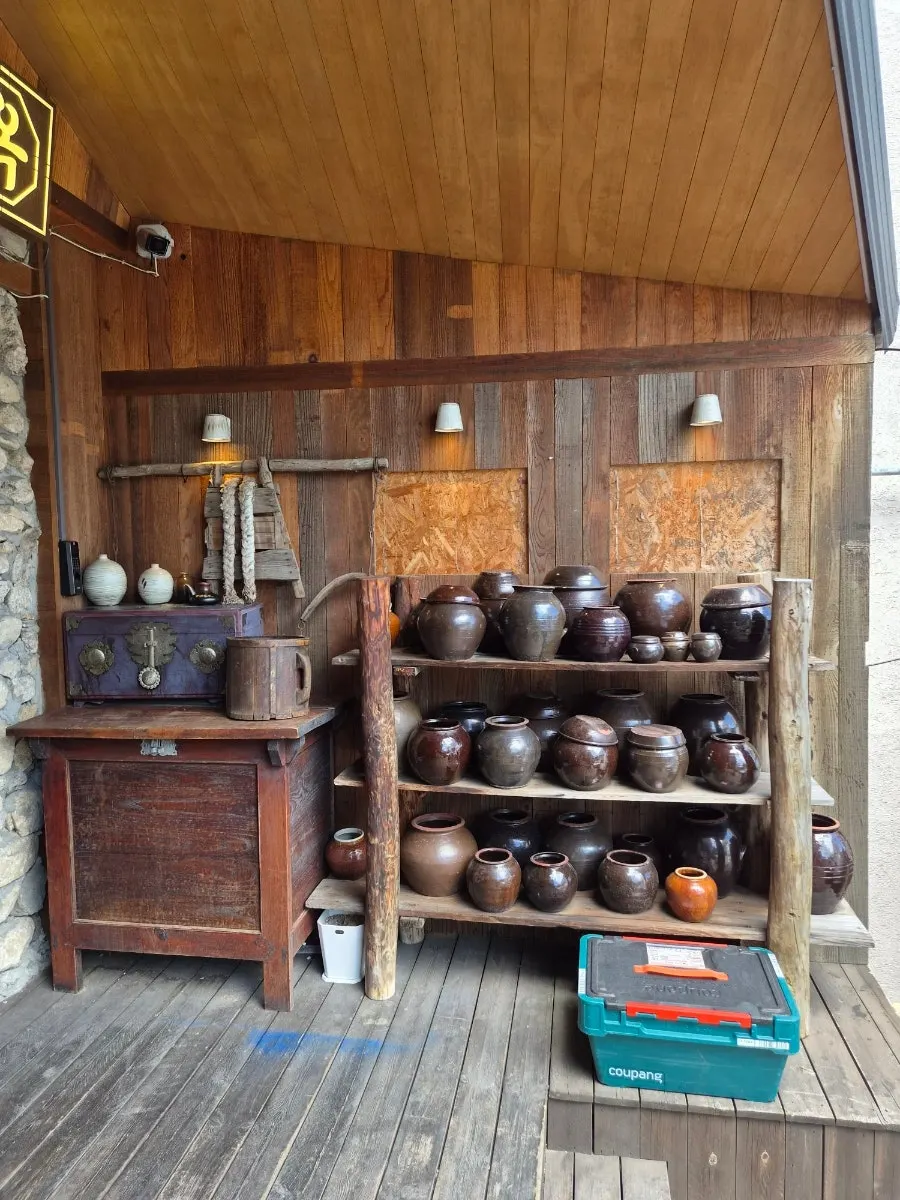 Hanok-style entrance scene of Songjeongok