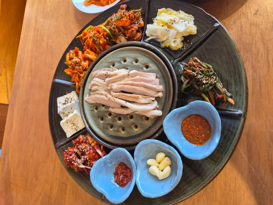 Table starting to be set with the Songjeongok set meal