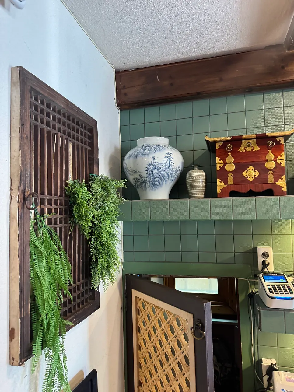 Hanok decor seen from a Songjeongok table