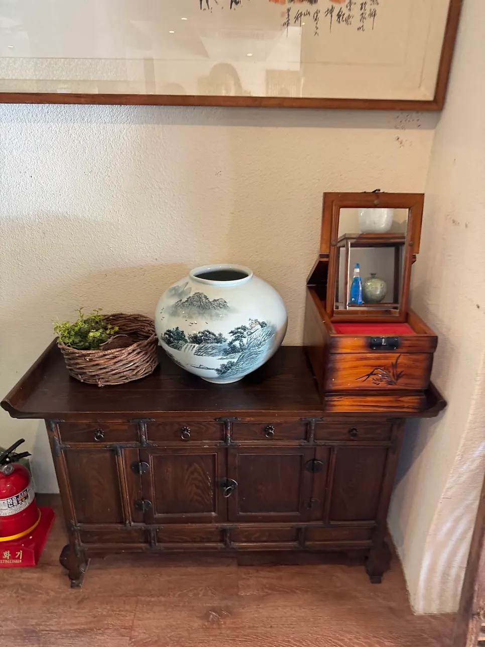 Traditional decor pieces throughout Songjeongok's interior