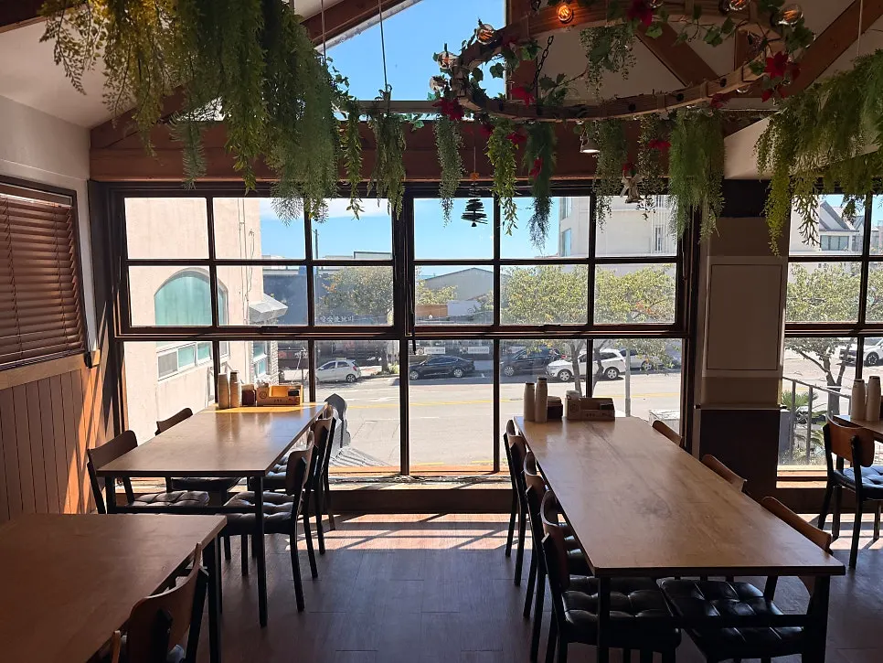 A 6-seat table on the 1st floor of Songjeongok