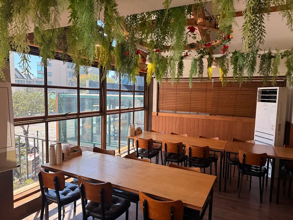 The spacious 2nd-floor dining hall at Songjeongok