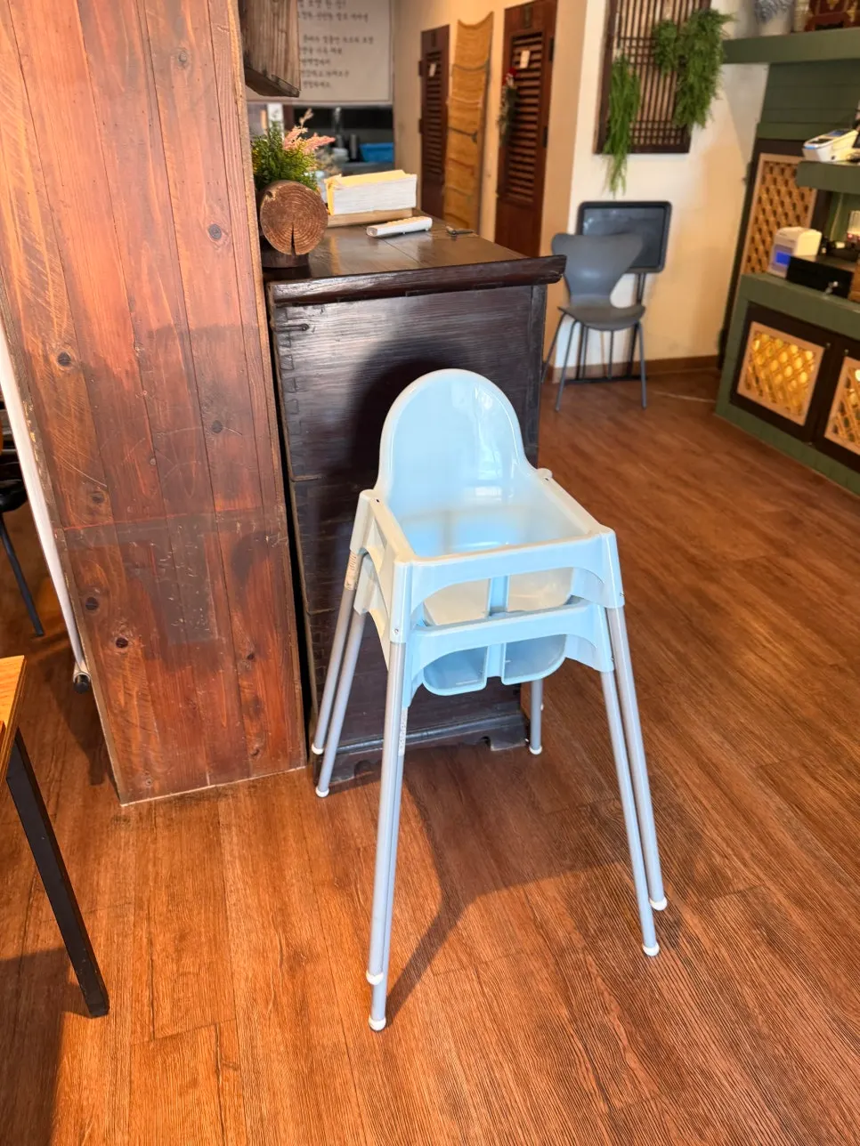 Baby chairs available at Songjeongok