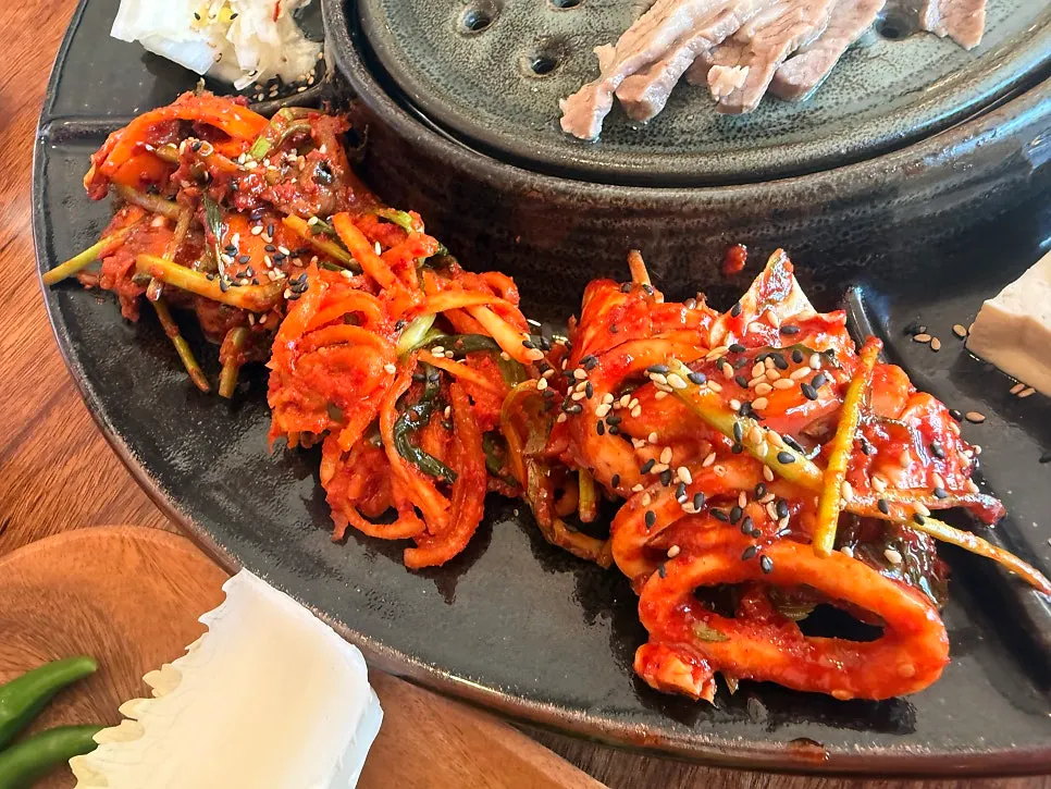 Stuffed kimchi and green onion kimchi served with the full course
