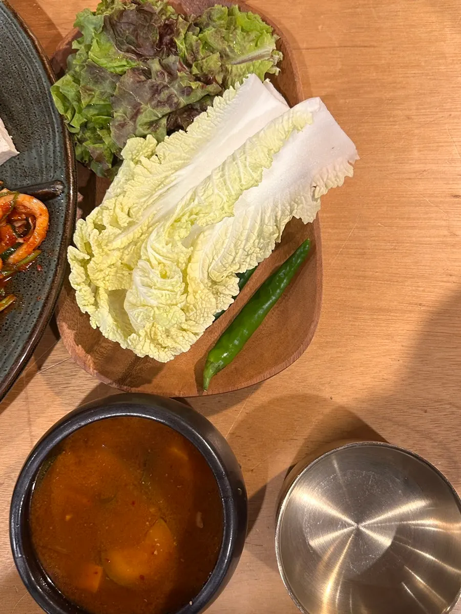 수육보쌈이 포함된 기본찬