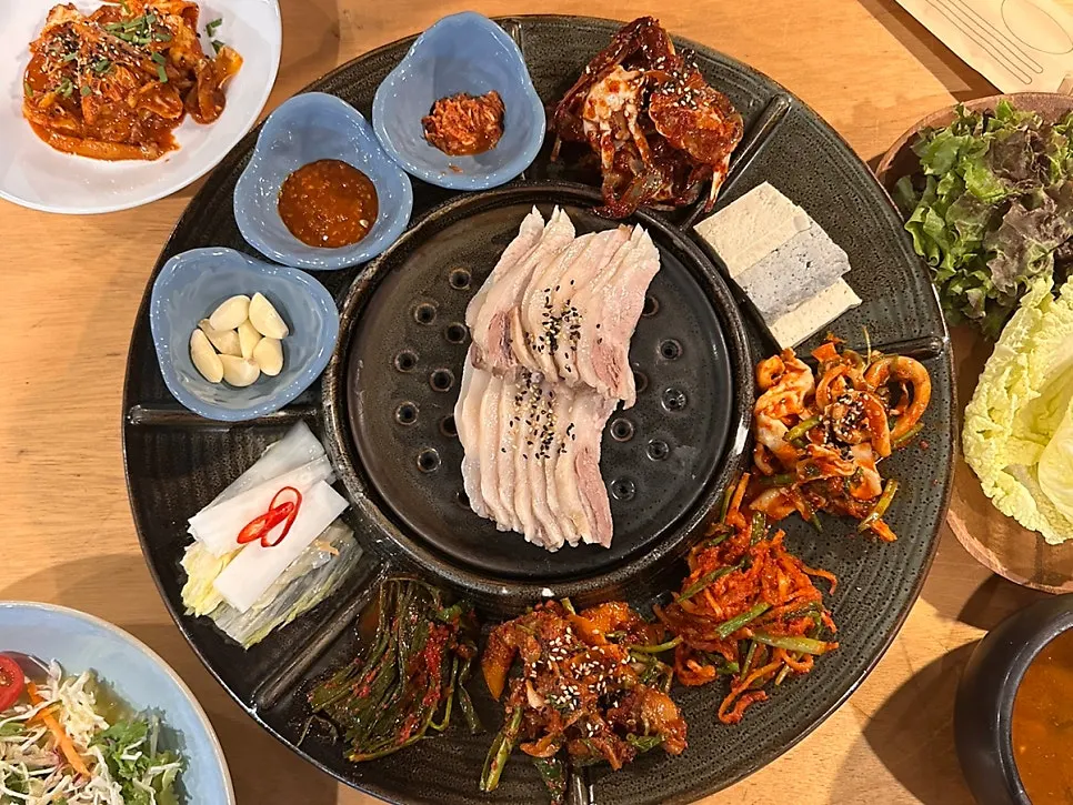 한 상 가득 차려진 기본찬