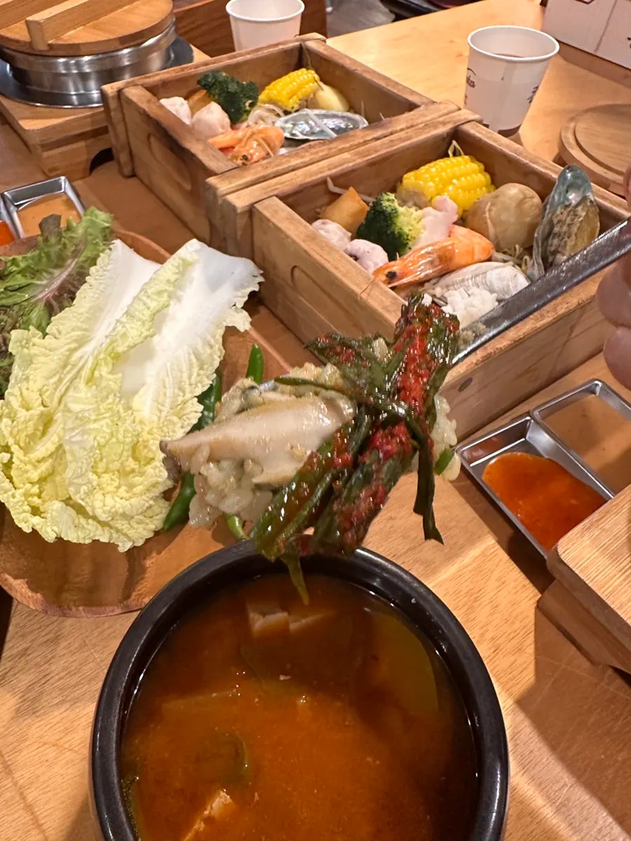 수육보쌈과 여러 밑반찬 한 상