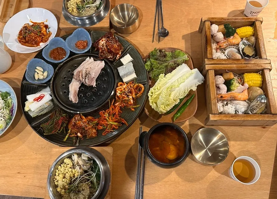 한옥과 현대식이 어우러진 내부