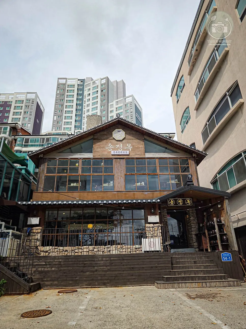 Tile-roofed exterior of Songjeongok Songjeong Main Branch