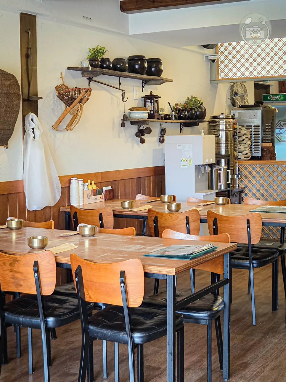 Interior decor and large windows at Songjeongok