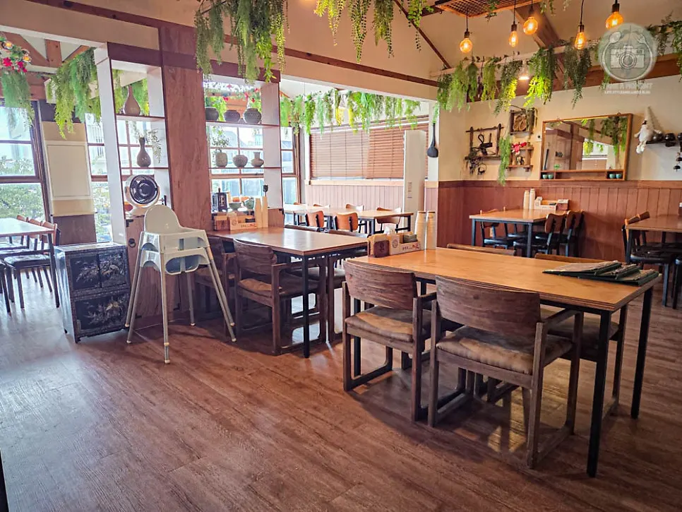 2nd floor seating at Songjeongok that can accommodate groups
