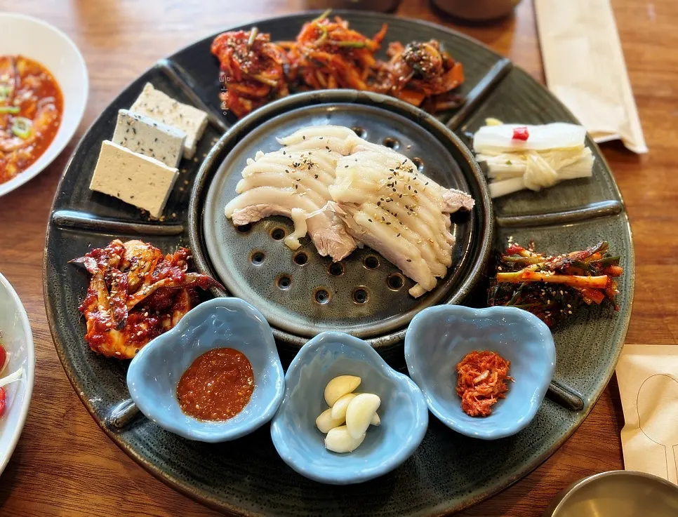 테이블 가득 차려진 송정옥 기본상차림