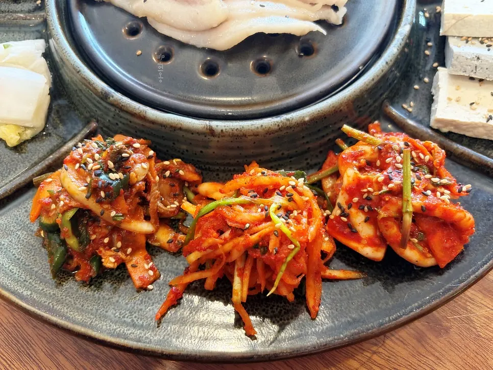 젓갈과 김치가 담긴 놋그릇 반찬
