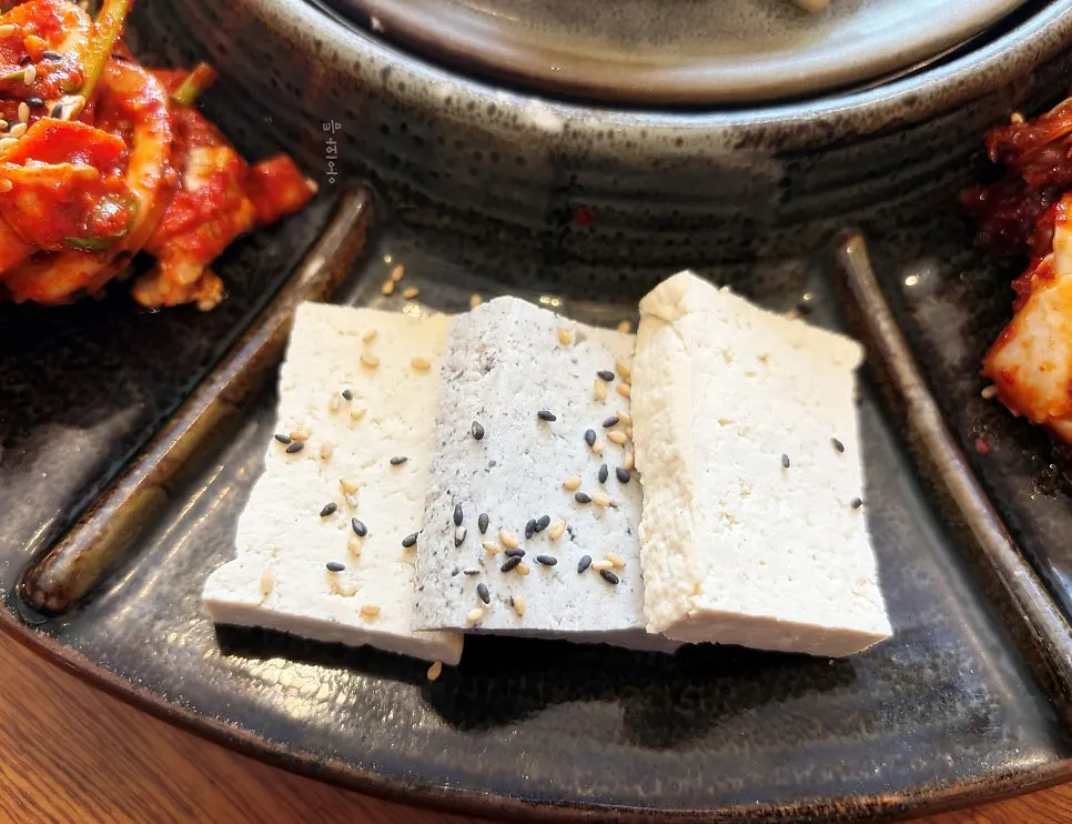 가브리살 보쌈에 반찬을 곁들인 모습