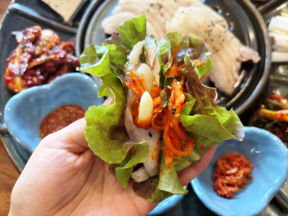 반찬을 추가로 가져다 먹을 수 있는 셀프바